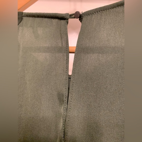 π¦πΏ Flutter into Fashion! Halston Heritage Green Blouse - Size L πΏπ¦ - Picture 10 of 15